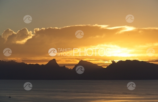 Moorea, coucher de soleil depuis Tahiti