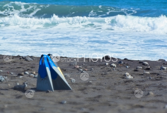 Tahiti, paire de palmes posées sur la plage, pour le body board