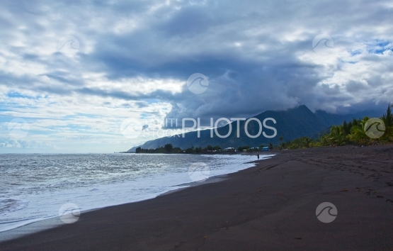 Tahiti, plage de sable noir de Papara