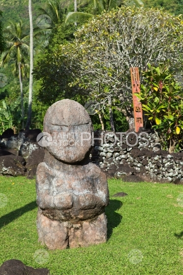 Tahiti, copie des sculptures de Tiki des iles australes de Polynésie