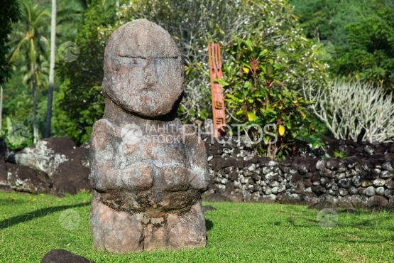 Tahiti, copie des sculptures de Tiki des iles australes de Polynésie