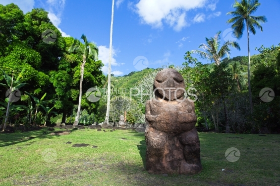 Tahiti, copie des sculptures de Tiki des iles australes de Polynésie