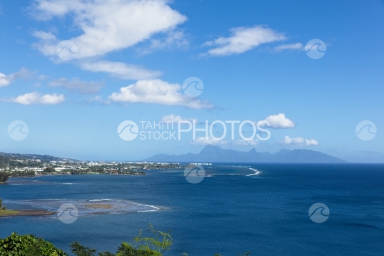 Vue sur la ville de papeete et Moorea depuis le mont Taharaa, Tahiti