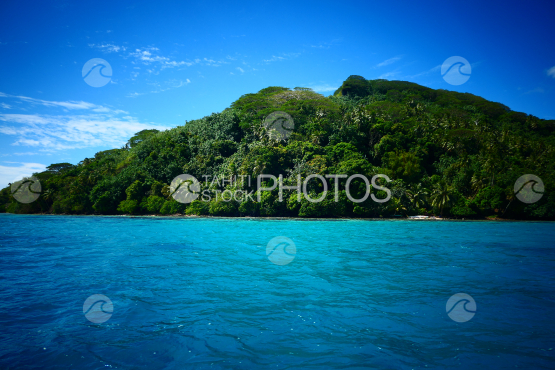 Coast line and lagoon of Huahine