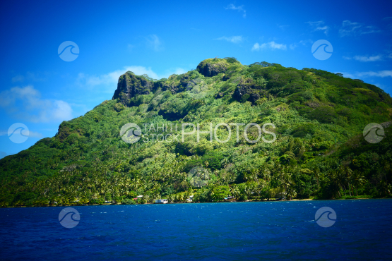 Coast line and lagoon of Huahine