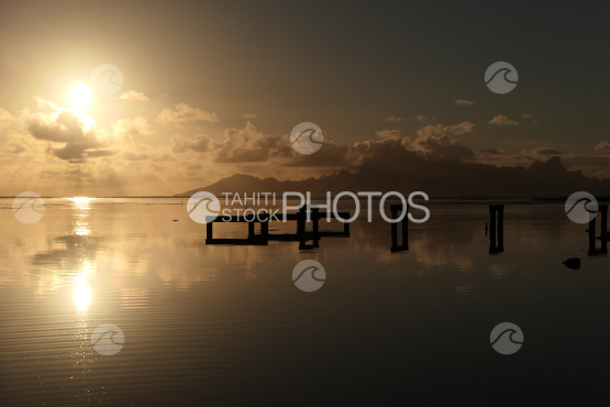 Sunset shot from Tahiti, view on Moorea