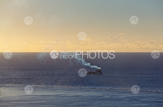 Navire cargo navigant sur l océan, fumée dans le vent