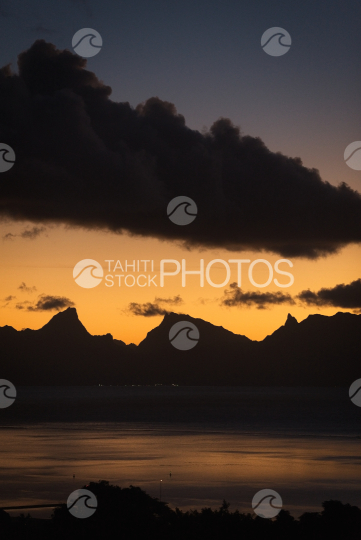 Tombée de la nuit sur Moorea, vertical