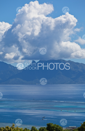 Ile de Moorea vue depuis Tahiti le matin