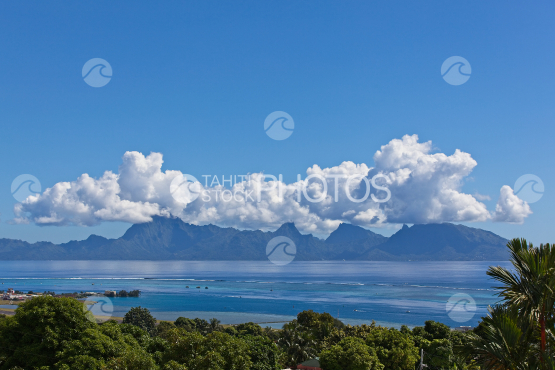Ile de Moorea vue depuis Tahiti le matin