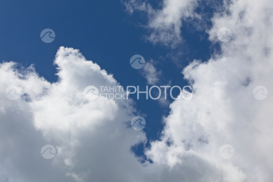 Gros nuages et ciel bleu
