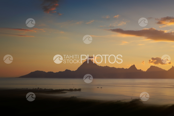Vue panoramique de Moorea au coucher de soleil