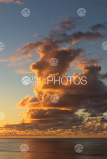 Coucher de soleil nuageux sur l océan, vertical