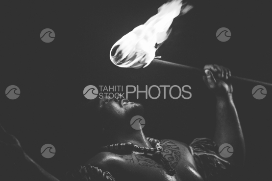Bora Bora, danseur tahitien jouant avec une torche en feu