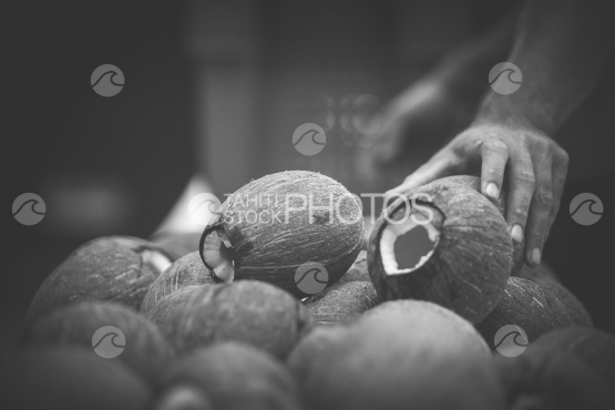 Bora Bora, Tahitien posant sa main sur les noix de coco vides