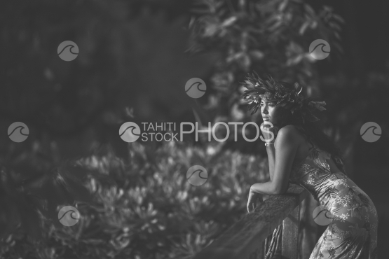 Bora Bora, femme polynésienne portant une couronne de feuilles, s appuyant sur une balustrade