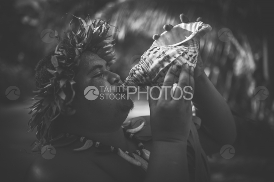 Bora Bora, Polynesian mucisian blowing in a shell