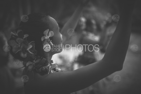 Danseuse polynésienne pendant une cérémonie, ornée de fleurs dans ses cheveux