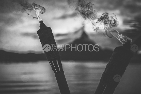 Torches en flamme sur la plage, lagon de Bora Bora en arrière plan