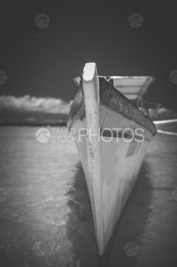 Proue d une pirogue dans le lagon de Bora Bora