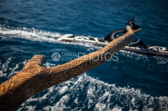 Bora Bora, à bord d une pirogue navigant sur le lagon