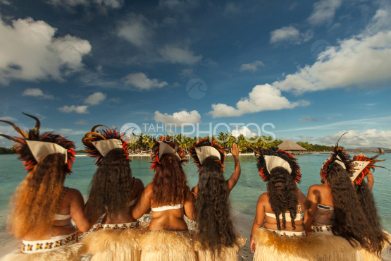 Bora Bora, troupe de danseuses attendant sur la plage avant la cérémonie de mariage