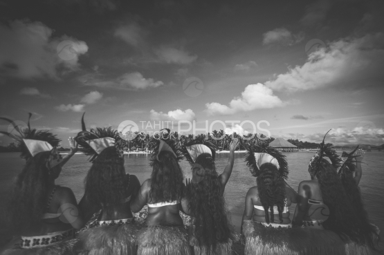 Bora Bora, troupe de danseuses attendant sur la plage avant la cérémonie de mariage