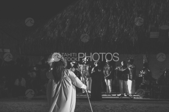 Prêtre et Troupe de danse lors d une cérémonie, Bora Bora