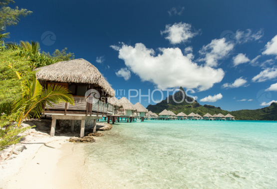 Hotel et ses bungalows le long de la plage de Bora Bora