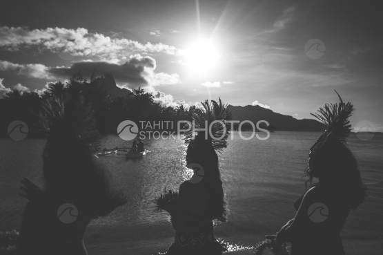 Troupe de danseurs sur la plage de Bora Bora, au coucher de soleil