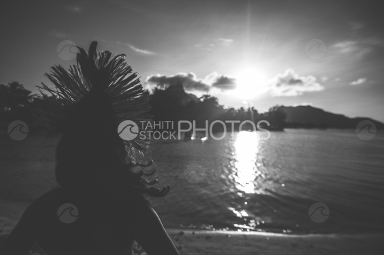 Troupe de danseurs sur la plage de Bora Bora, au coucher de soleil