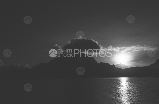 Ile et lagon de Bora Bora au coucher de soleil, en noir et blanc