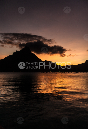 Ile et lagon de Bora Bora au coucher de soleil, en noir et blanc