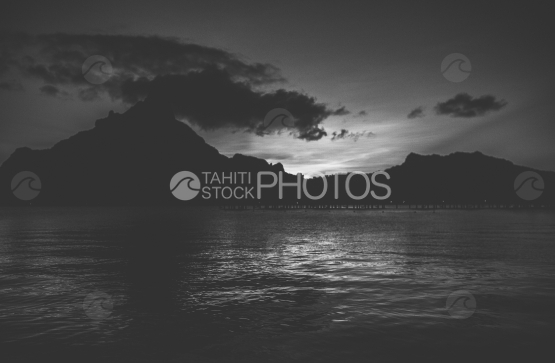 Ile et lagon de Bora Bora au coucher de soleil, en noir et blanc