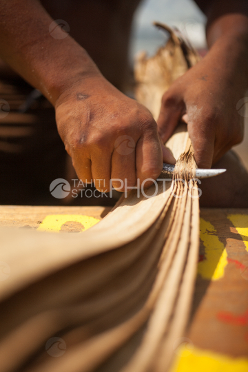 Polynésien travaillant les feuilles de pandanus avant tressage