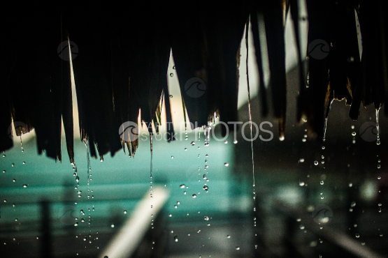 Pluie coulant sur les toitures des bungalows d un hotel