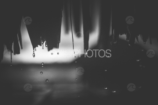 Pluie coulant sur les toitures des bungalows d un hotel