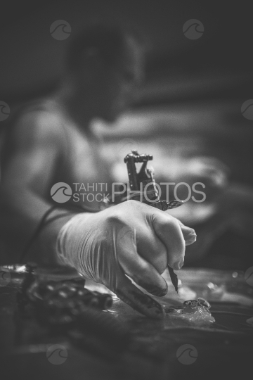Tatoueur tenant un outil dans sa main