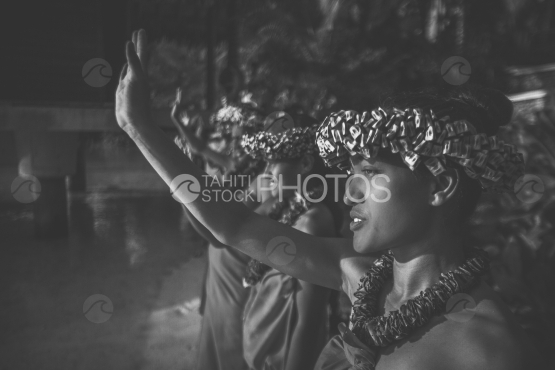 Danseurs polynésiens saluant sur la plage de Bora Bora