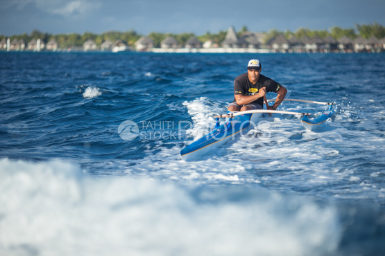 Rameur polynésien sur sa pirogue à balancier, lagon de Bora Bora