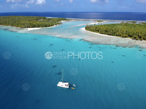 Vue aérienne d un voilier dans le lagon de Rangiroa