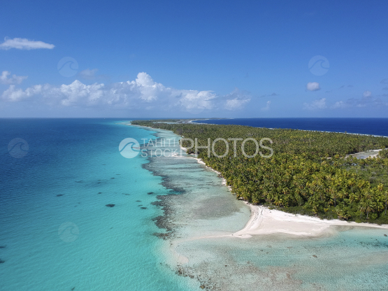Vue aérienne d un ilot dans le lagon de Rangiroa
