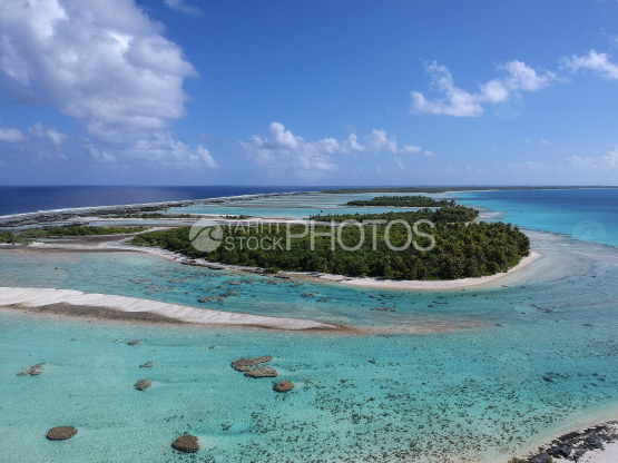 Vue aérienne d un ilot dans le lagon de Rangiroa