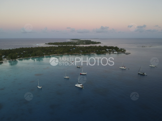 Vue aérienne de voiliers au mouillage dans le lagon de Rangiroa