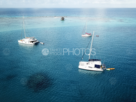 Vue aérienne de voiliers au  mouillage dans le lagon de Rangiroa