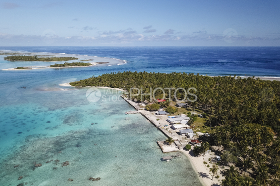 Vue aérienne d ilots le lagon de Tikehau et de la passe