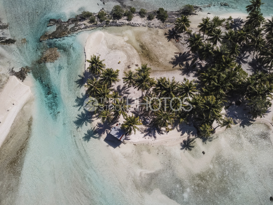Vue aérienne verticale d ilots le lagon de Tikehau