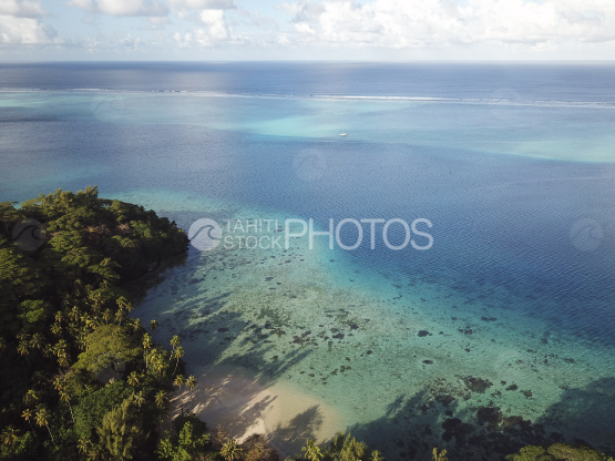 Vue aérienne du lagon de Tahaa