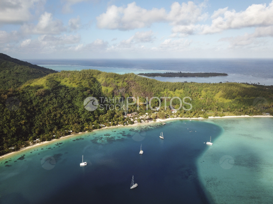 Tahaa, vue aérienne de voiliers au mouillage dans la baie