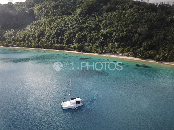Tahiti, voilier au mouillage dans la baie